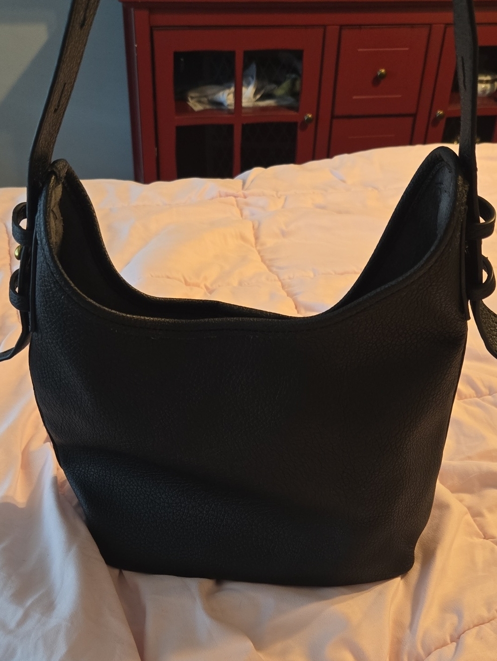 Classic Black Leather Shoulder Bag - Timeless Everyday Tote